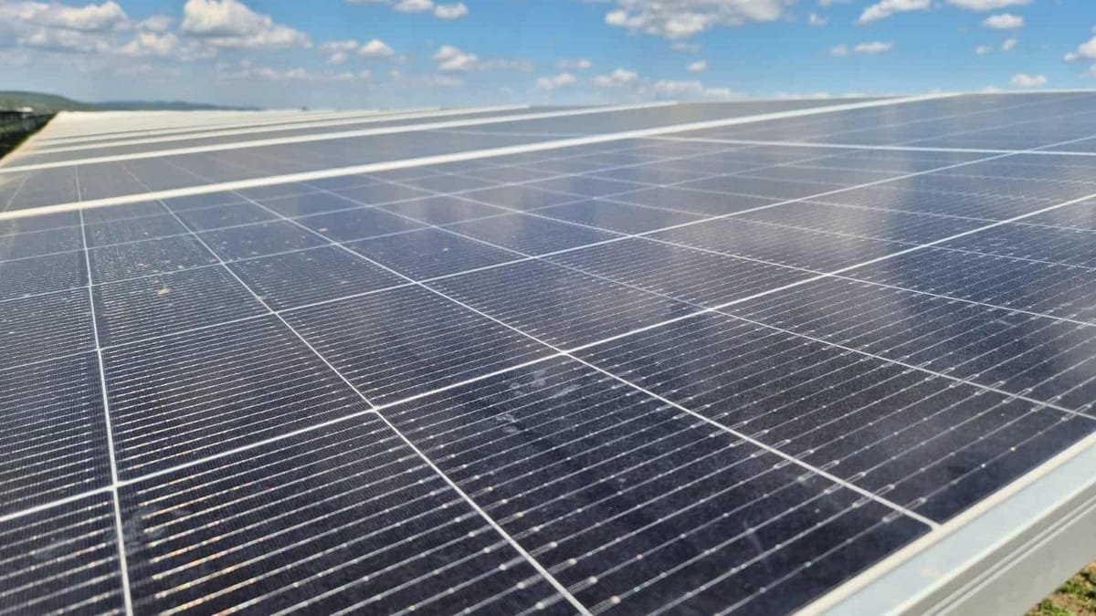 Aiud: Consiliul Județean Alba propune un parc fotovoltaic de 9,3 milioane de lei cu 1.514 panouri solare