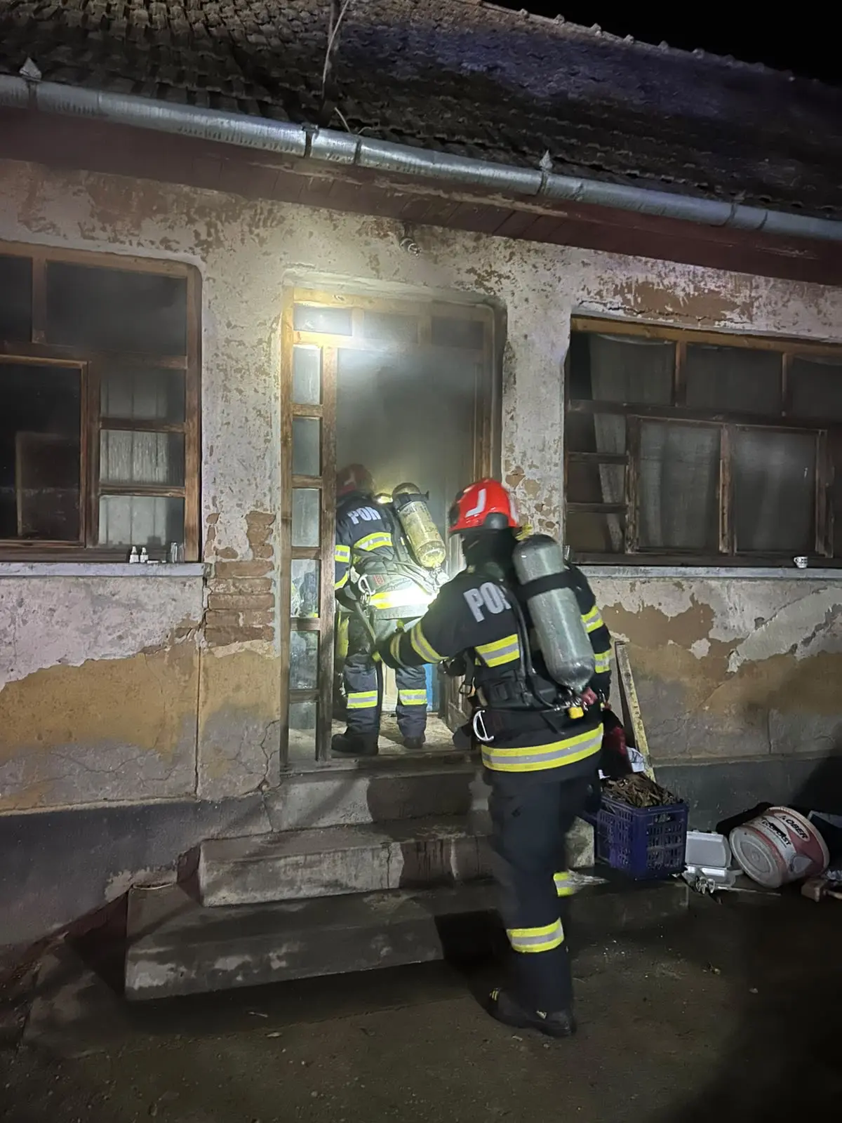 Aiud: incendiu într-o locuință în toiul nopții, stins de pompieri cu două autospeciale