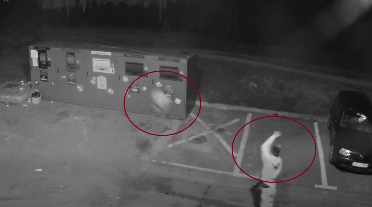 Aiud: VIDEO sac de gunoi aruncat de pe o trotinetă, surprins pe camerele de supraveghere