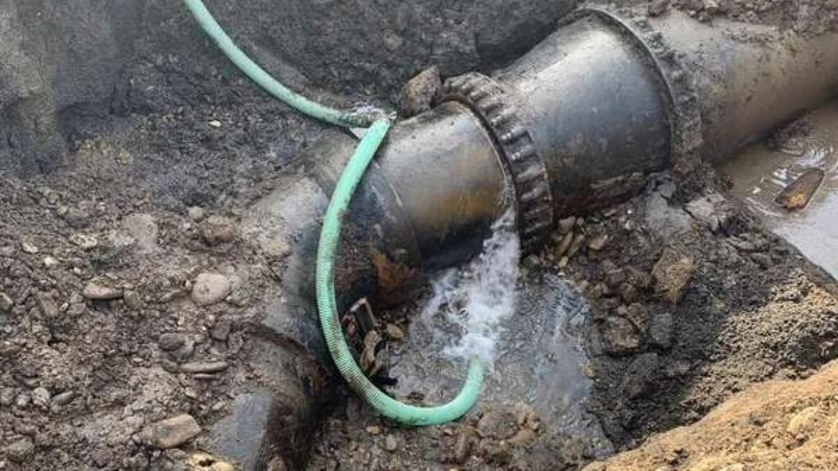 Alba Iulia: apa potabilă întreruptă în mai multe zone din cauza unei avarii, inclusiv la Primăria