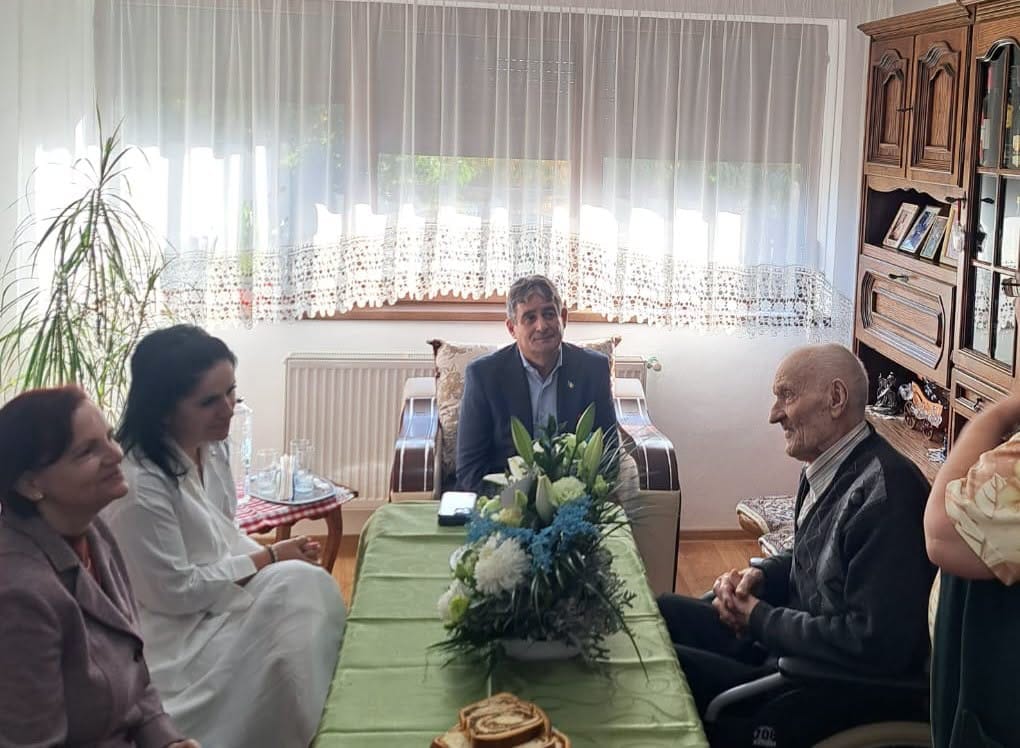 Alba Iulia: Aurel Mărginean împlinește 100 de ani, felicitat de primarul Gabriel Pleșa