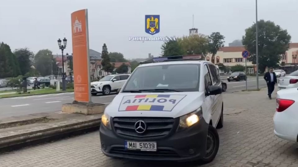 Alba Iulia: bărbat arestat preventiv după ce ar fi intrat la Poliție cu o replică de pistol-mitralieră