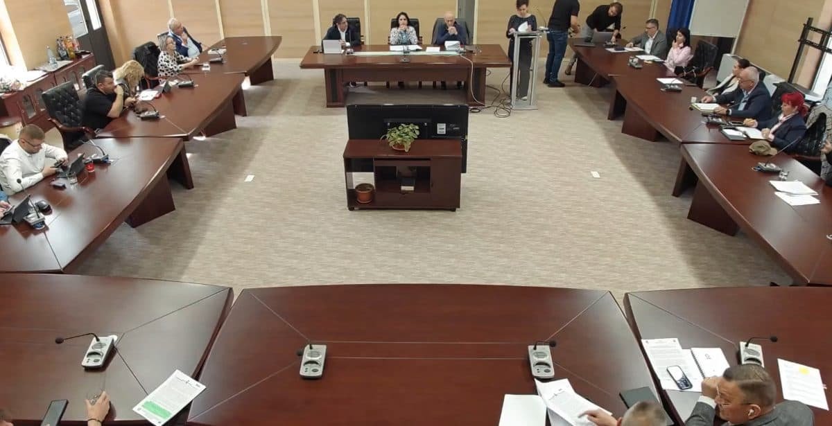Alba Iulia: consilierii ar putea fi obligați să își afișeze numele și partidul în ședințele online