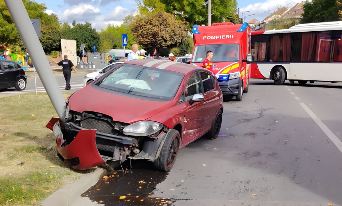 Alba Iulia: impact între două autoturisme pe strada Decebal, fără persoane încarcerate
