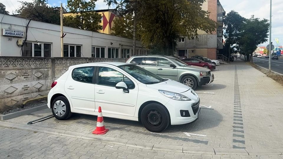 Alba Iulia: parcare nouă și trotuar refăcut în zona Serviciului Județean de Ambulanță