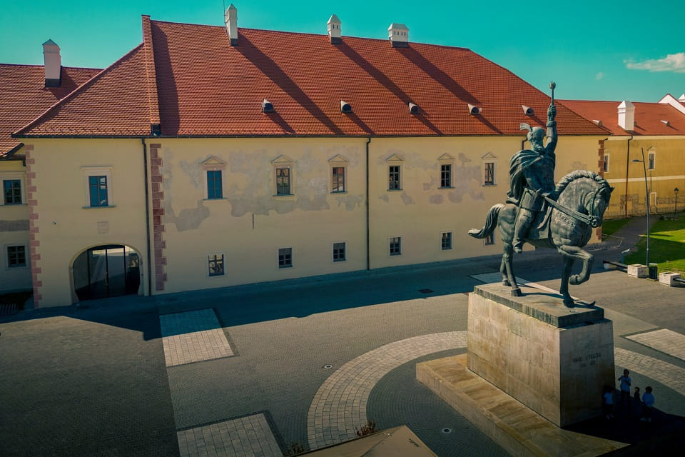 Alba Iulia: vernisaj de expoziție temporară despre memoria regalității, la Palatul Principilor Transilvaniei