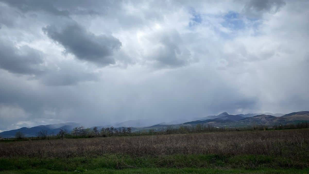Alba: ploi și vânt puternic până duminică, 1 noiembrie, ninsori și strat de zăpadă la munte