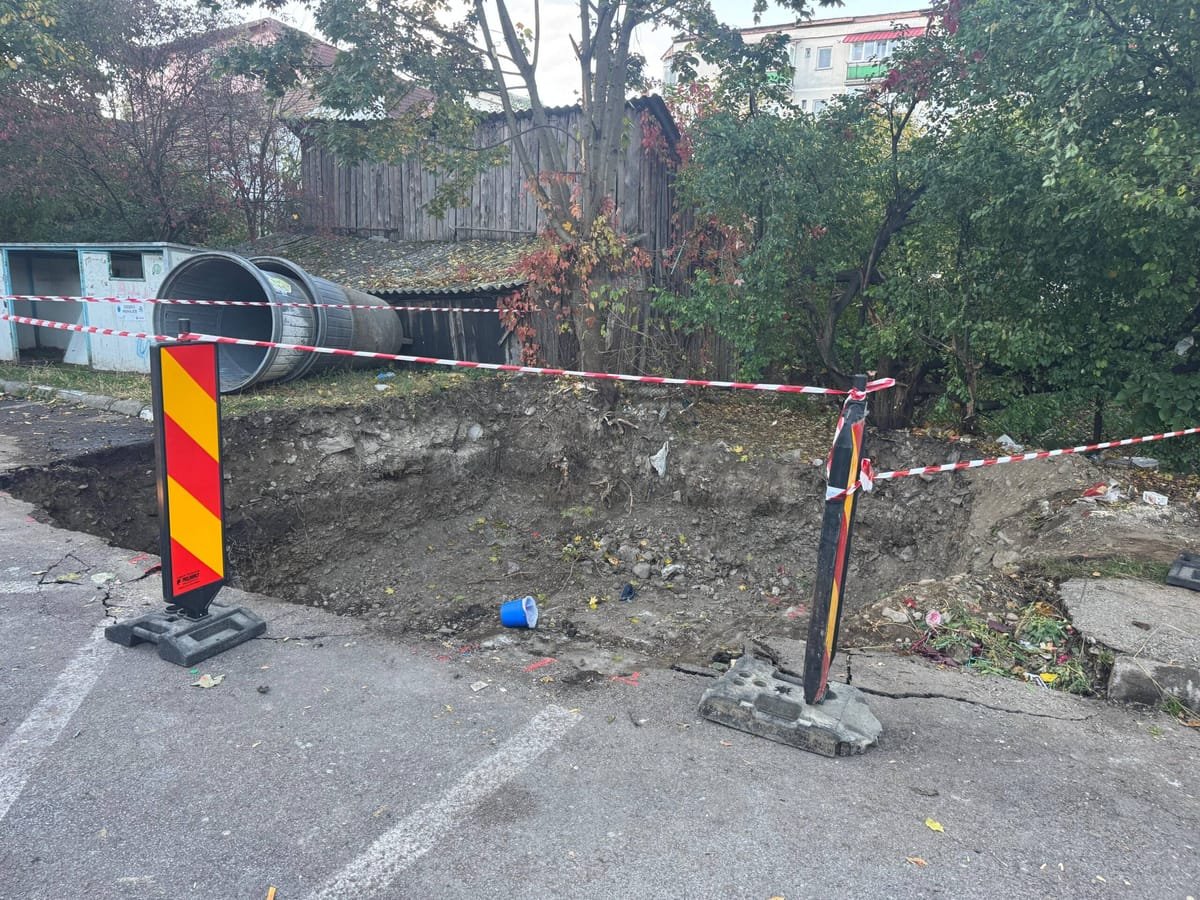 Aleea Plăieșului: bătrânică de 84 de ani, ajunsă la spital după ce a căzut într-o groapă cu banda ruptă