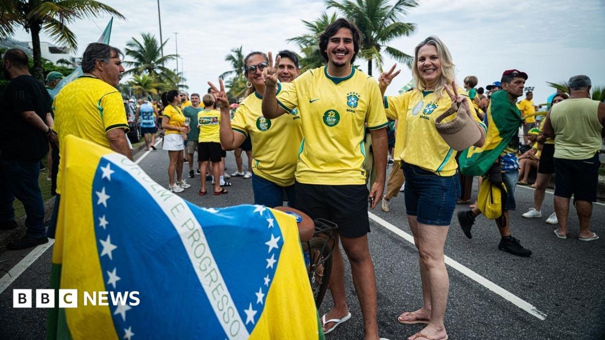 Alegătorii din Brazilia votează între Lula și fiul lui Bolsonaro