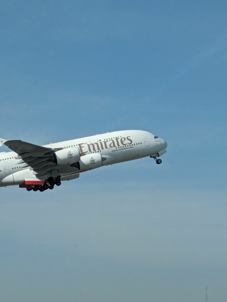 Alertă de urgență generală într-un avion care zbura între Dubai și Londra. Ce s-a întâmplat la bord