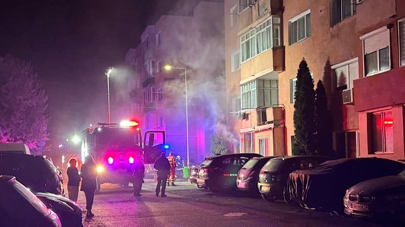 Aleșd: incendiu la parterul unui bloc de pe DN1, imobilul a rămas fără curent electric