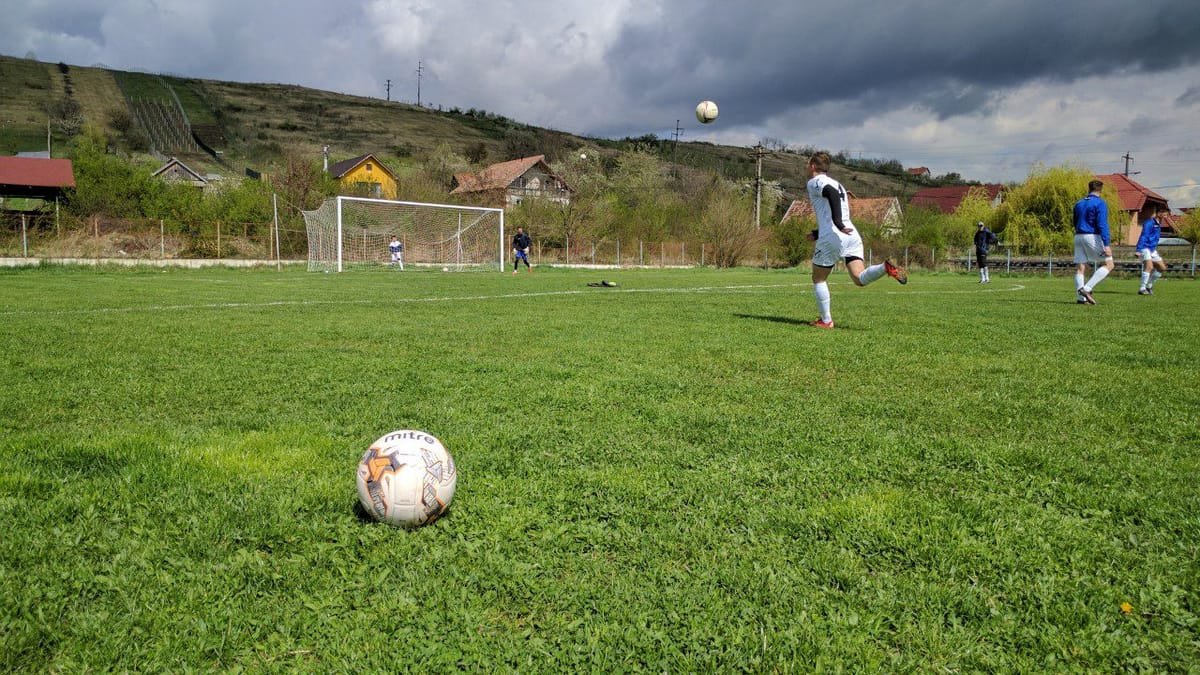 Aleșd: meci de fotbal între Old Boys Șoimii Peștiș și Old Boys FC Bihor, sâmbătă, 17 octombrie