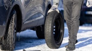 Anvelopele de iarnă nu sunt obligatorii din calendar, ci când drumurile sunt acoperite cu zăpadă sau polei