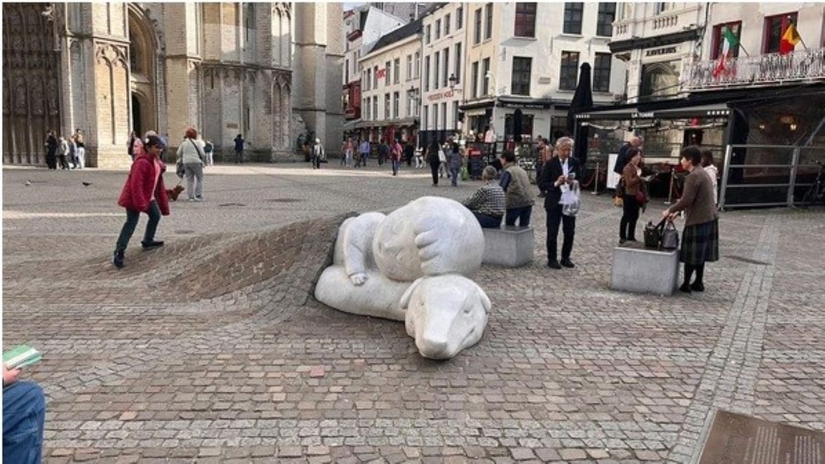 Anvers: sculptura lui Nello și Patrasche doarme sub pavaj, în fața Catedralei Maicii Domnului