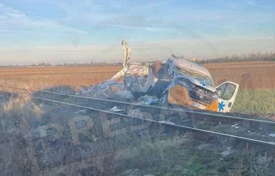 Apa, Satu Mare: accident feroviar; șoferul ambulanței private nu ar fi oprit la trecerea la nivel