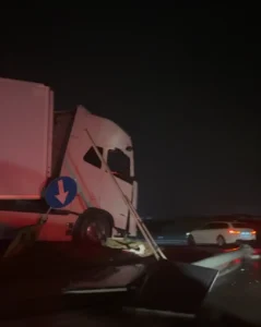 Apahida: camion urcat peste rondul unui sens giratoriu, blocat, cu pagube materiale