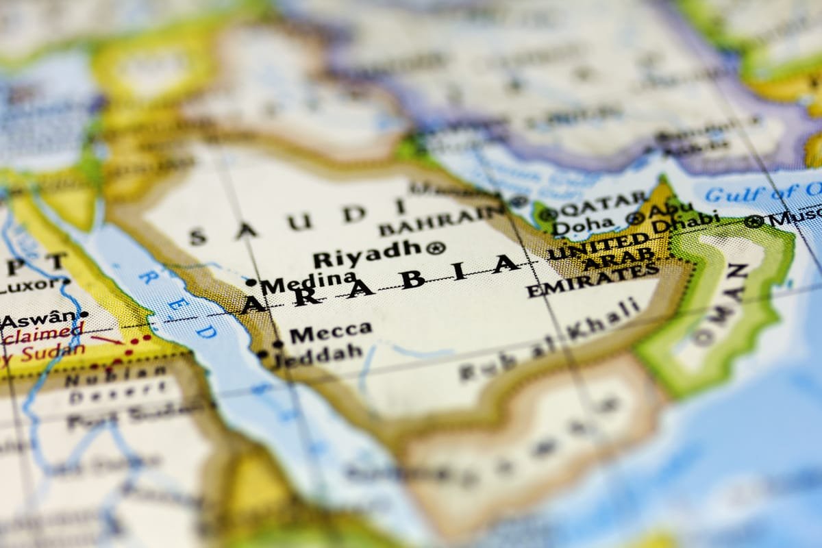 Arabia Saudită promite un răspuns ferm după atacurile Houthi asupra aeroporturilor; un pakistanez a fost ucis