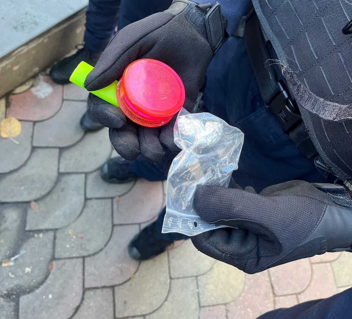 Arad: jandarmii au găsit produse ce par droguri asupra unui bărbat care amenința că se sinucide