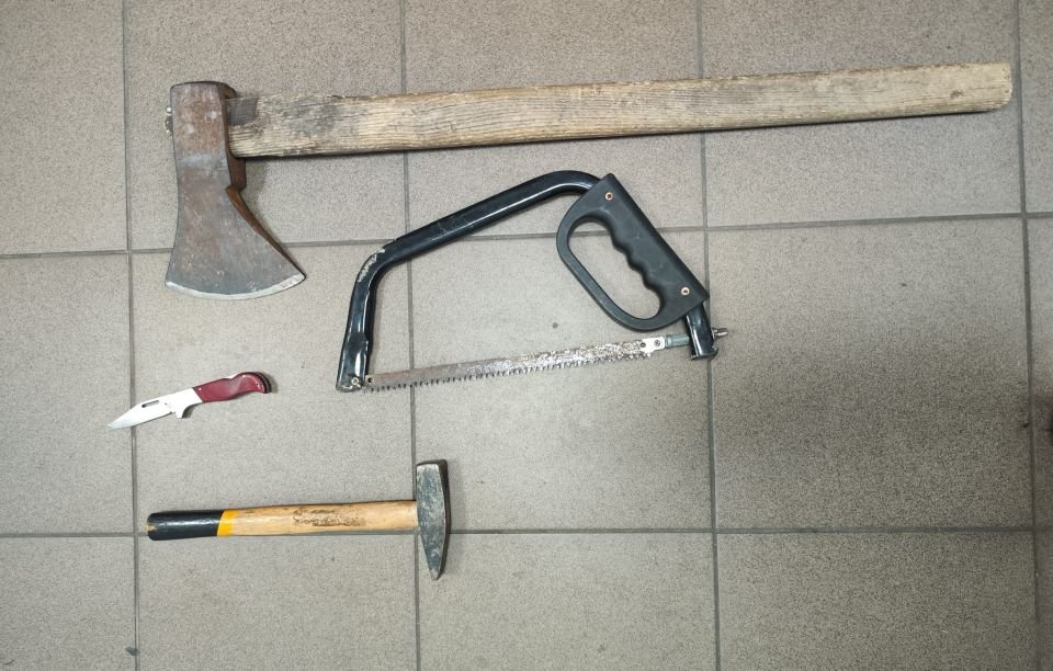 Arad: un bărbat cu un topor, care voia să atace o persoană, oprit de jandarmi la un eveniment public