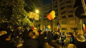 Arestul Central: aproximativ 300 de susținători ai lui Călin Georgescu protestează din nou, scandând „Nu cedăm