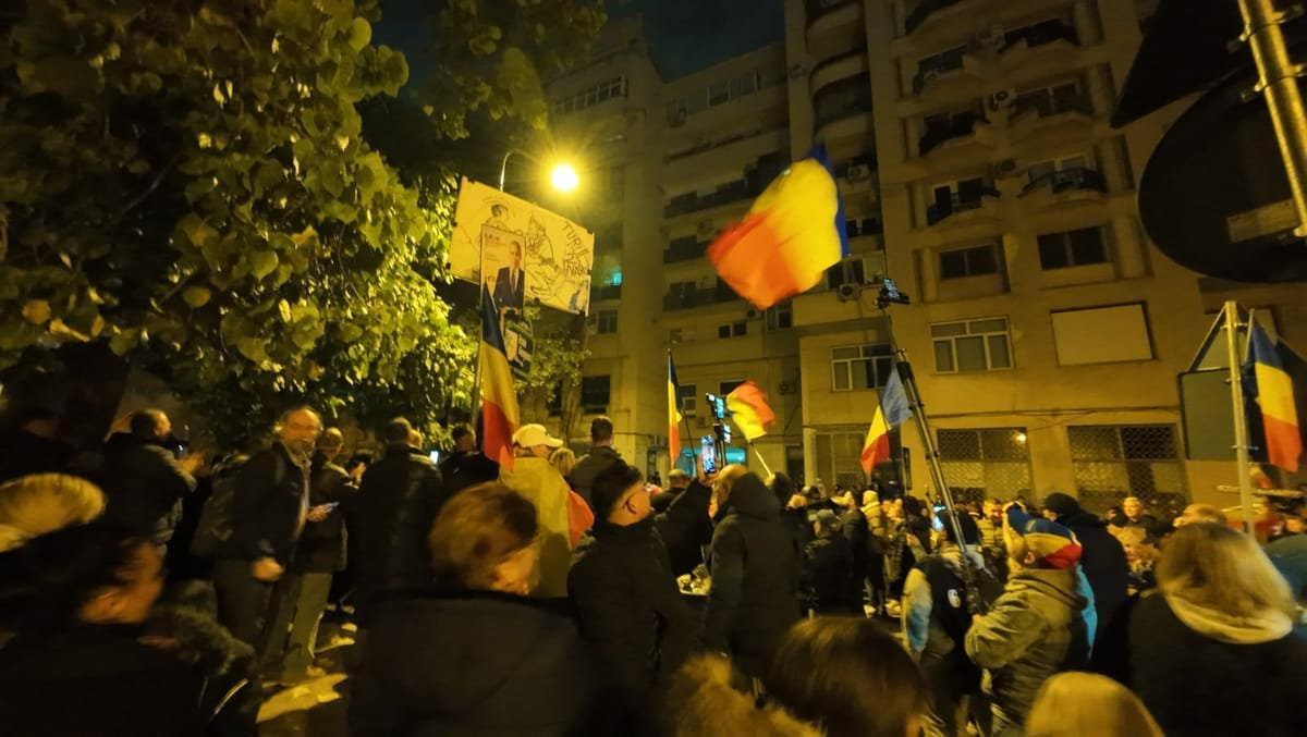 Arestul Central: aproximativ 300 de susținători ai lui Călin Georgescu protestează din nou, scandând „Nu cedăm
