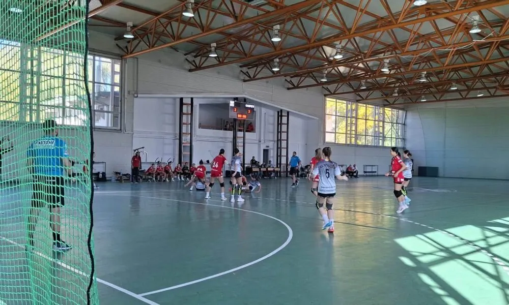 Șase echipe din Hunedoara, Deva și Petroșani luptă pentru puncte la handbal juvenil feminin