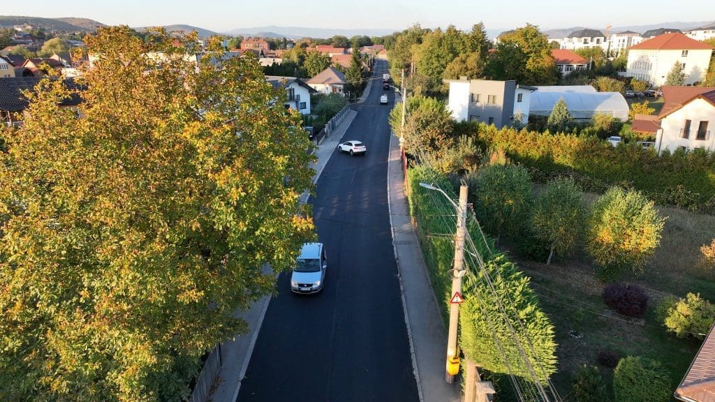 Asfaltarea străzii Râului din Reghin a fost finalizată, după 832 de metri de lucrări reluate din august