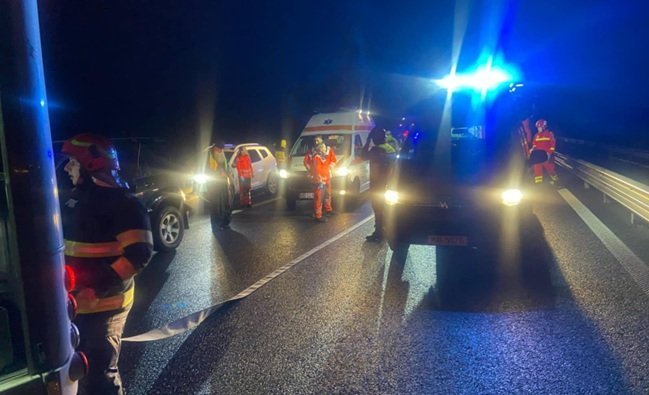 Autostrada A1, în Timiș: o femeie blocată după ce o autoutilitară s-a răsturnat, scoasă de pompieri
