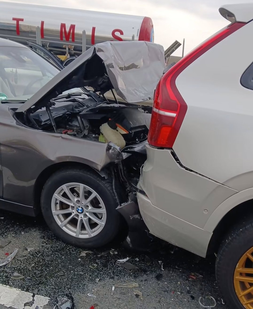 Autostrada A1, km 412, Timiș: două accidente, cinci mașini implicate și trei victime
