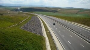 Autostrada Chiribiș–Biharia: a început turnarea stratului de uzură, fără dată de deschidere