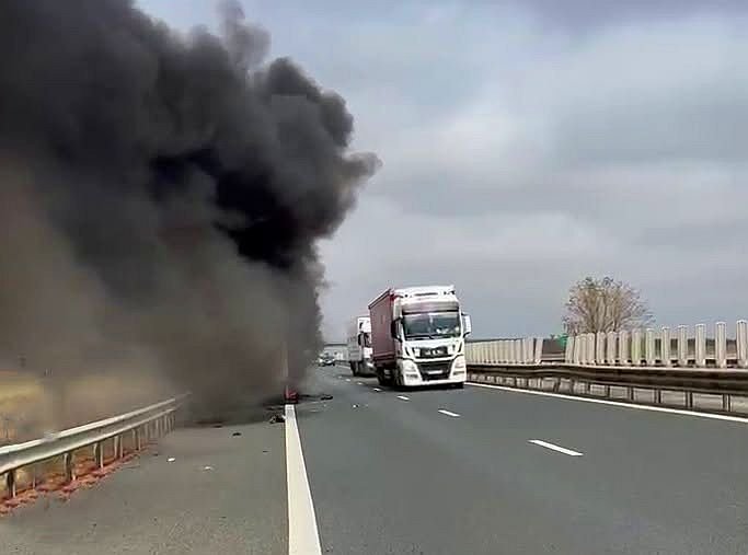 Autotren cuprins de flăcări pe A1 la Orțișoara, traficul îngreunat spre Timișoara