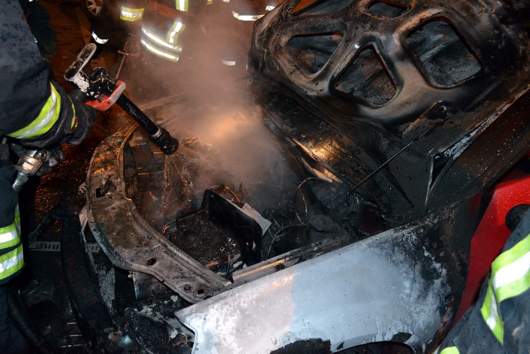 Autoturism cuprins de flăcări Incendiul a pornit de la un scurtcircuit la motor