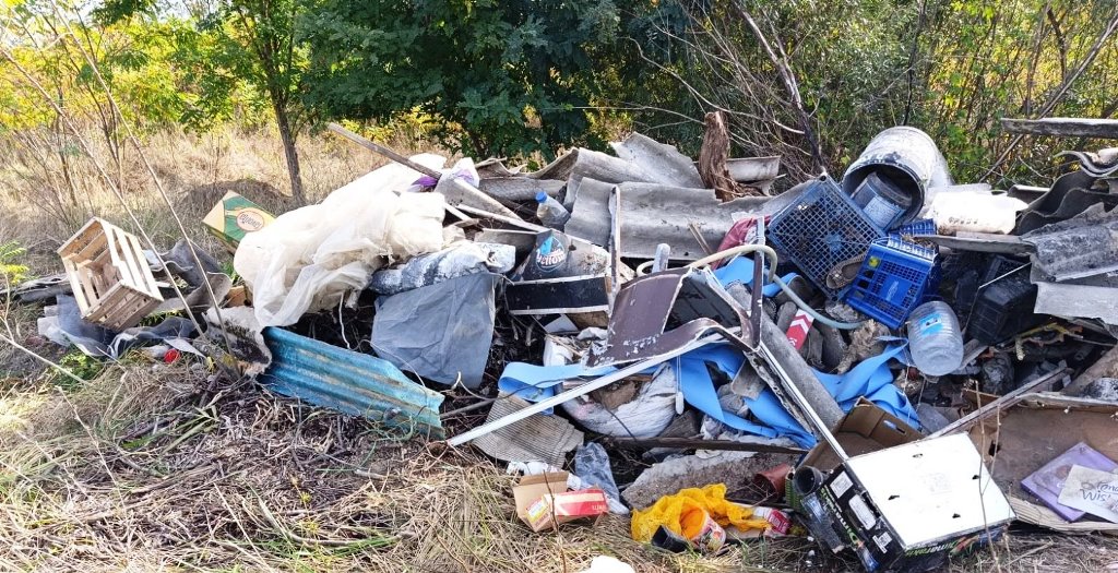 Bârsa: deșeuri abandonate în patru zone, intervenție a Gărzii de Mediu după o sesizare