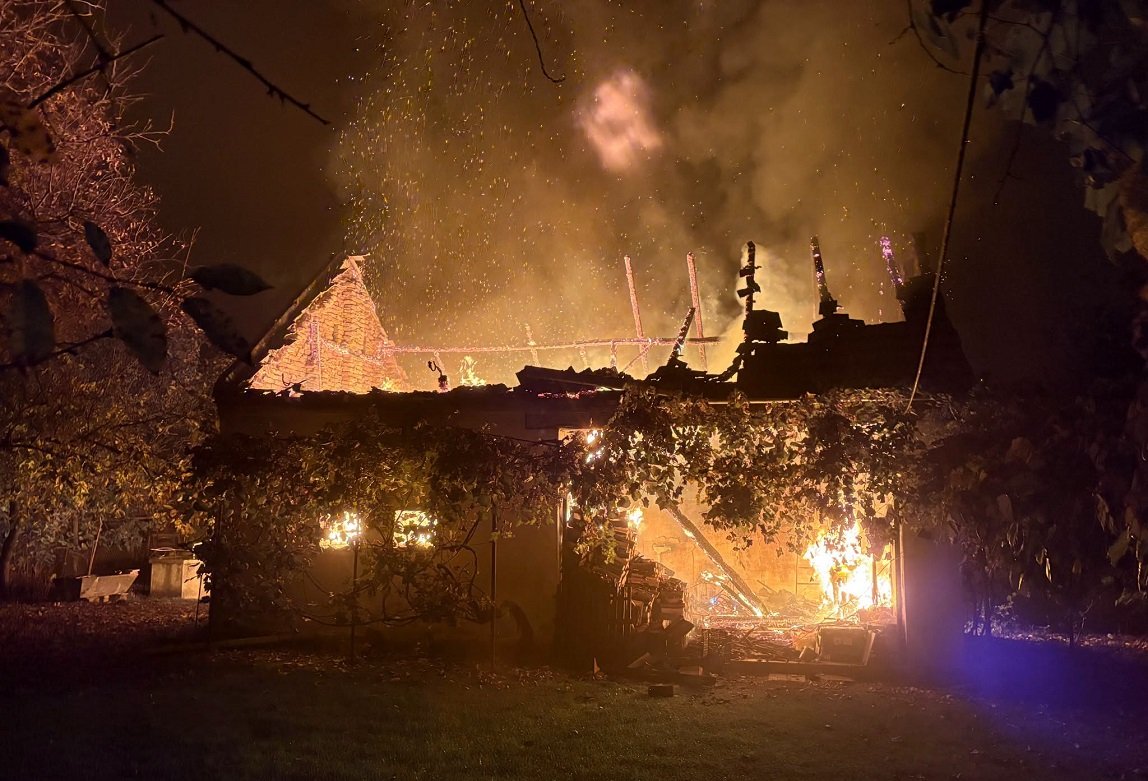 Băcia, Hunedoara: incendiu a distrus o anexă de 100 de metri pătrați, flăcările amenințau două case