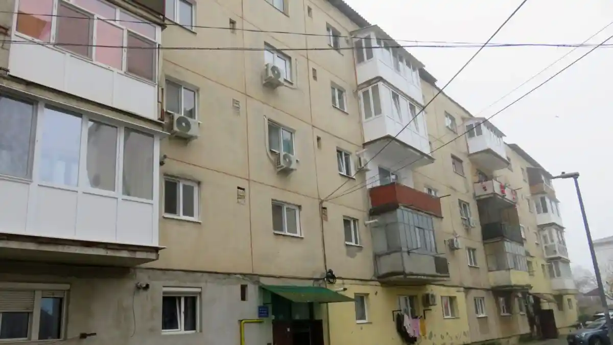 Balcoane închise fără autorizație: nu se dublează impozitul, dar proprietarii trebuie să intre în legalitate