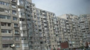 Balcoanele închise fără autorizație riscă impozit majorat cu 100%, potrivit noului Cod al urbanismului