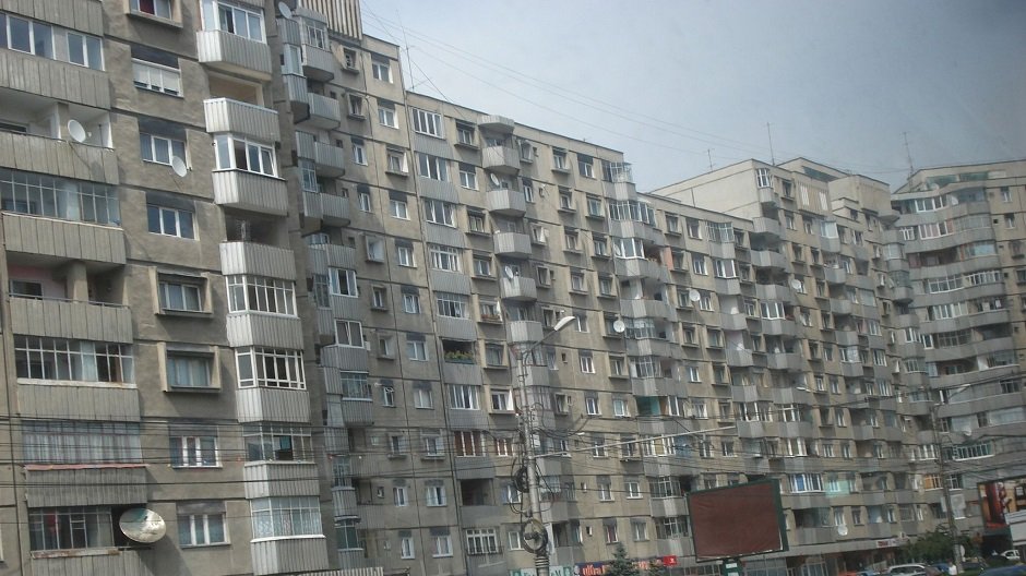 Balcoanele închise fără autorizație riscă impozit majorat cu 100%, potrivit noului Cod al urbanismului