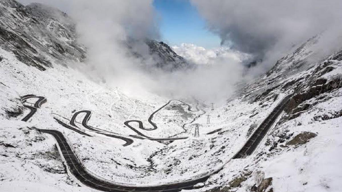 Bâlea Lac: zăpadă abundentă pe Transfăgărășan, drumarii continuă deszăpezirea DN7C