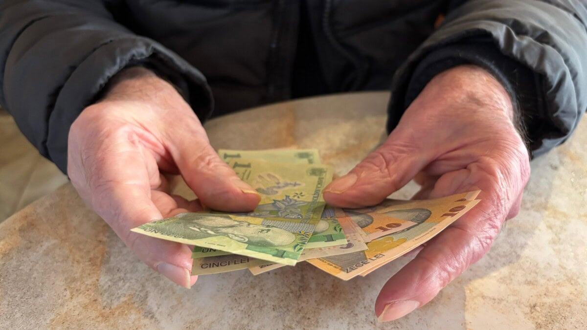 Bani în plus pentru pensionari în decembrie 2026: cine primește 500, 400 sau 300 de lei, fără cerere