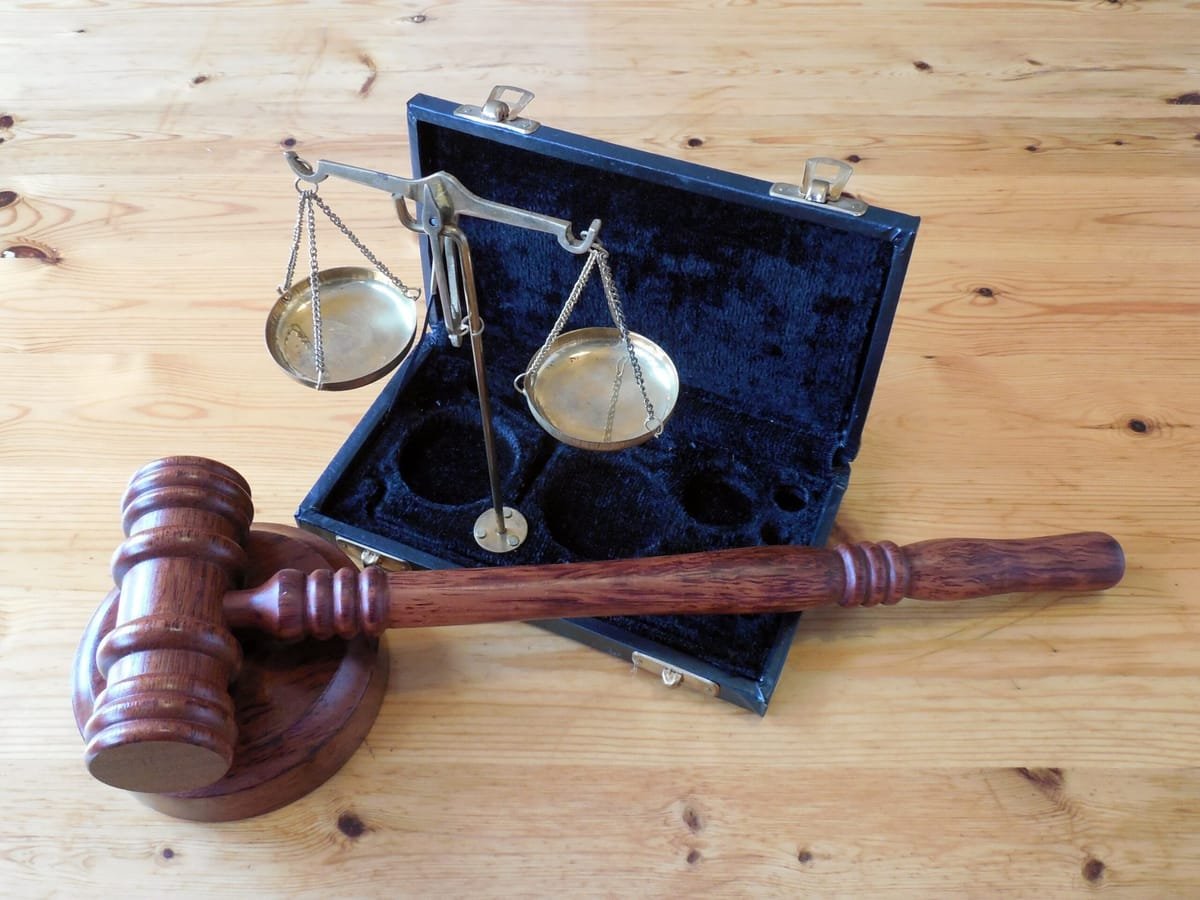Bărbat de 33 de ani, arestat preventiv, după ce a amenințat un procuror și un judecător în sala de judecată