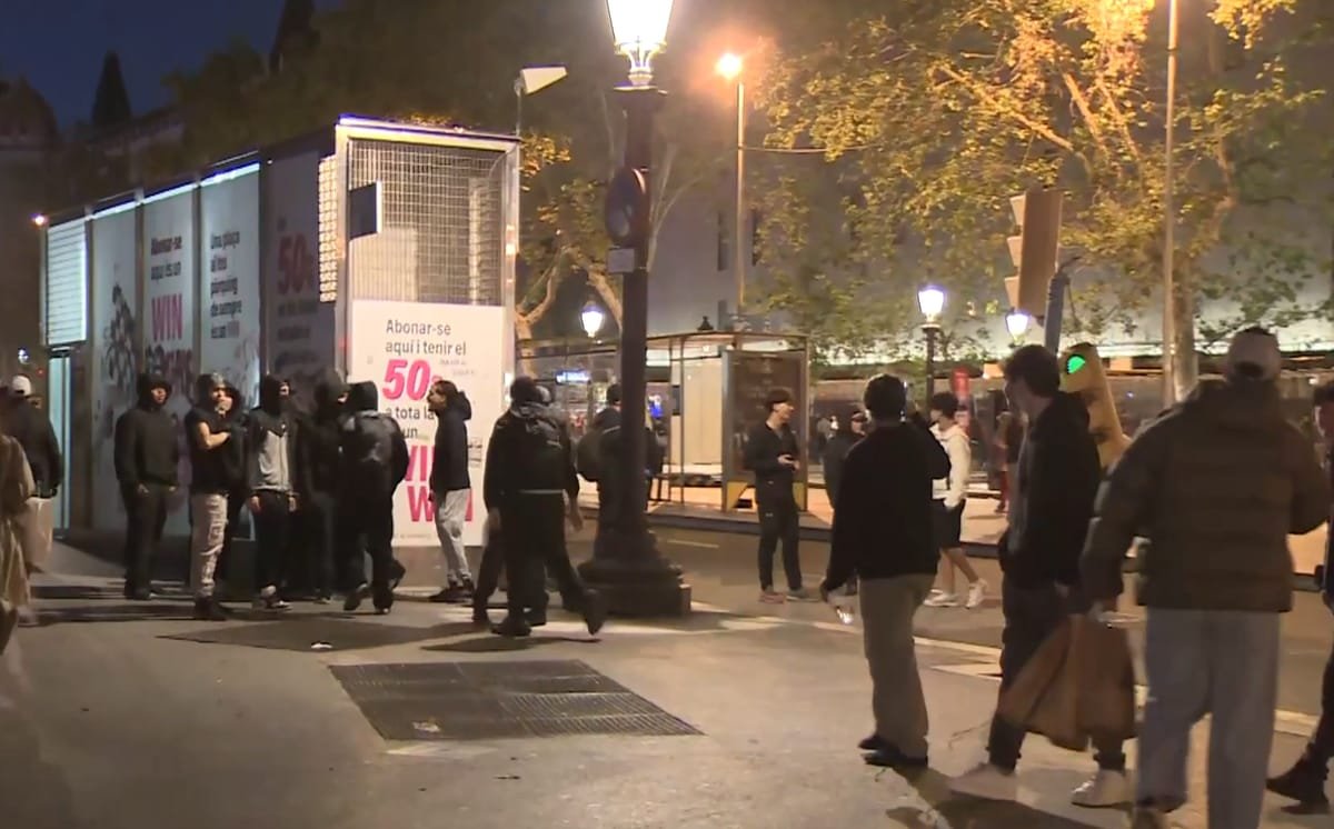 Barcelona: 100 de persoane arestate după ce protestatarii au jefuit magazine și au incendiat mobilier