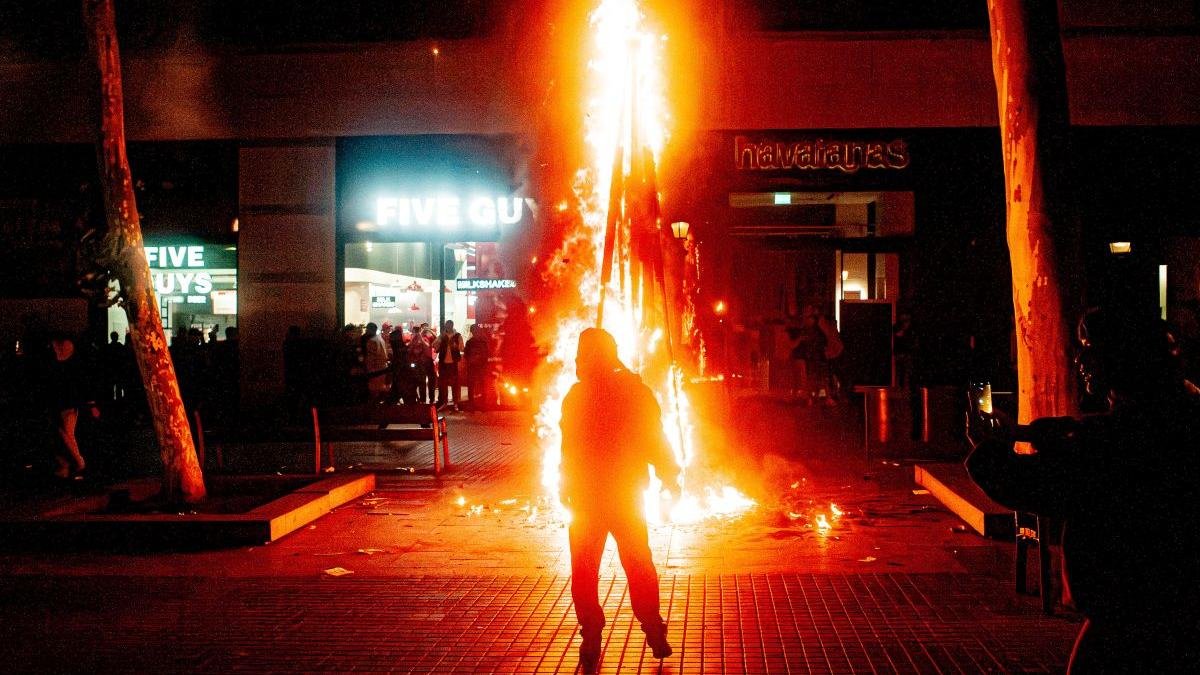 Barcelona: aproximativ 100 de persoane reținute după jafuri și incendieri, un sfert dintre ele minori