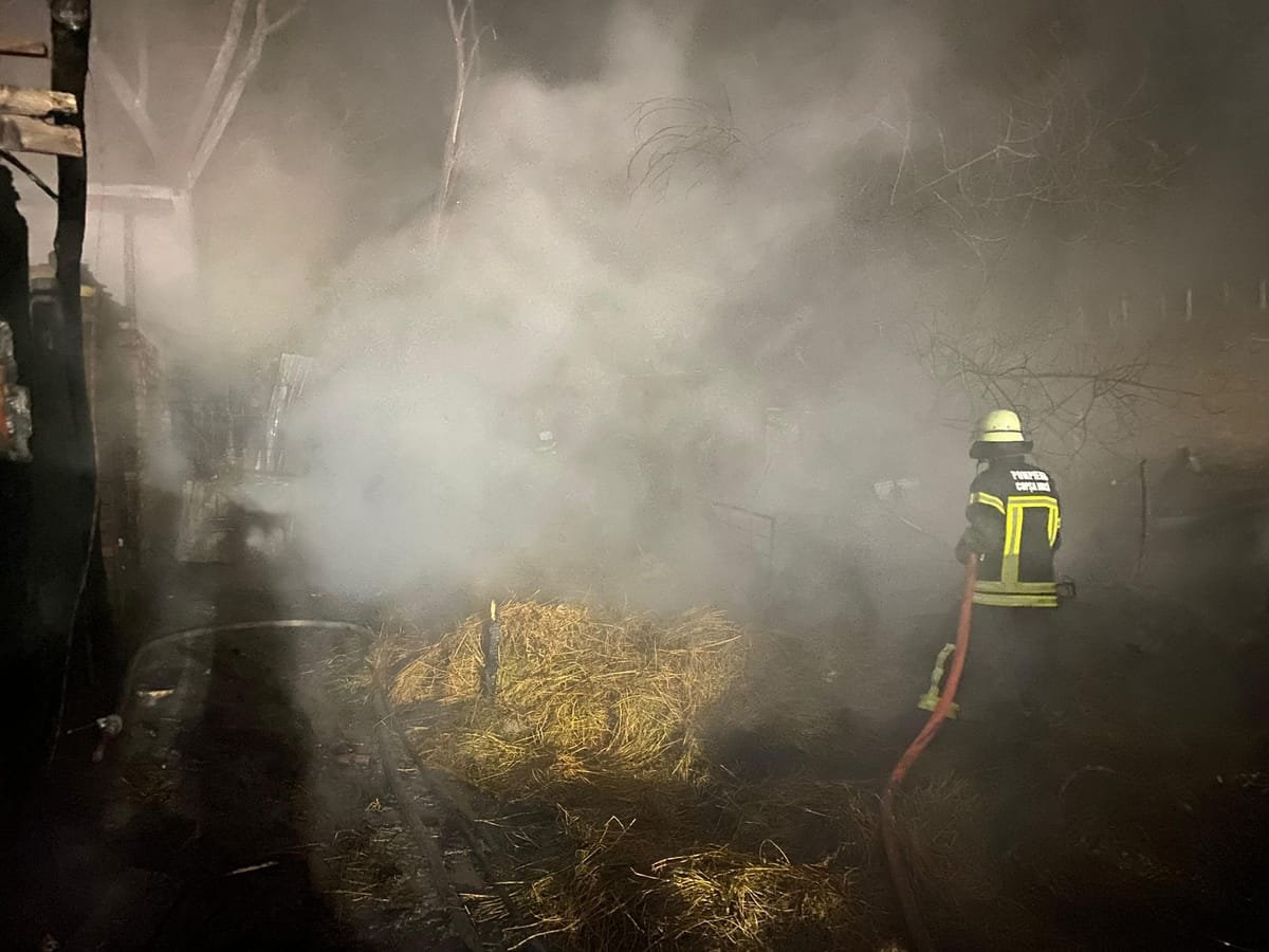 Bazna: incendiu la o anexă gospodărească, două case salvate de pompieri de la Mediaș