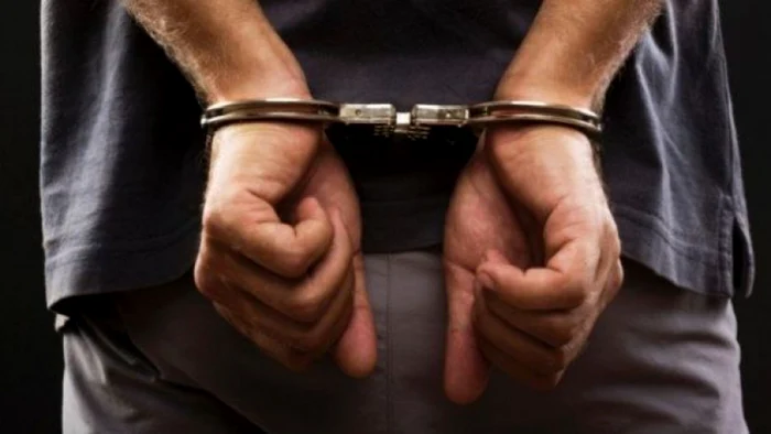 Beclean: bărbat reținut după ce a amenințat o tânără și a lovit un polițist