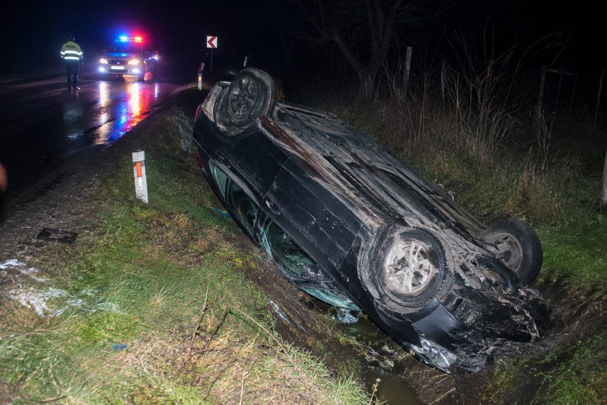 Beiuș: tânăr beat și drogat la volan, a provocat un accident și a fugit, pasagerul ajuns la spital