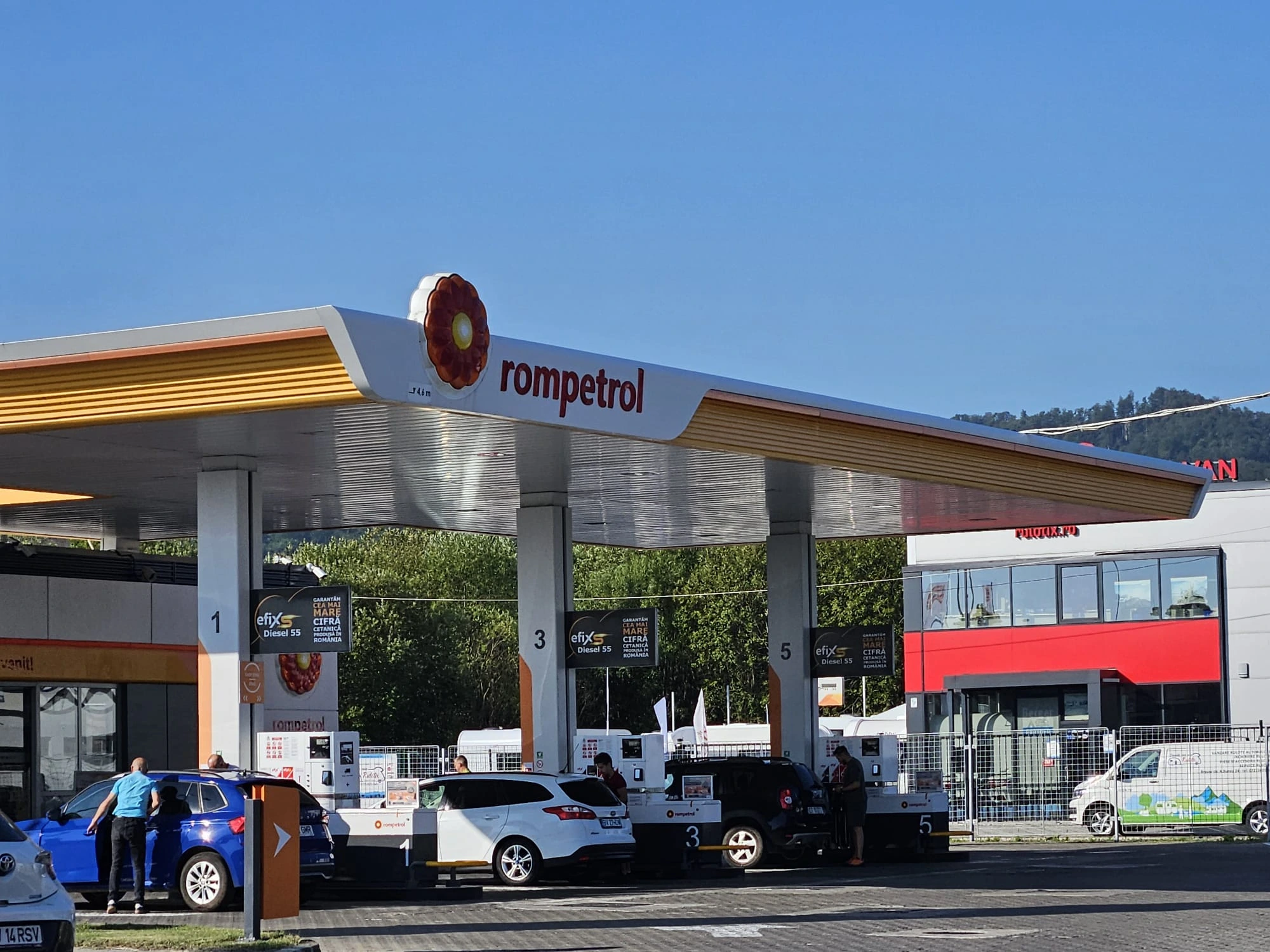 Benzina a trecut 10 lei pe litru. Care sunt prețurile în stațiile de alimentare