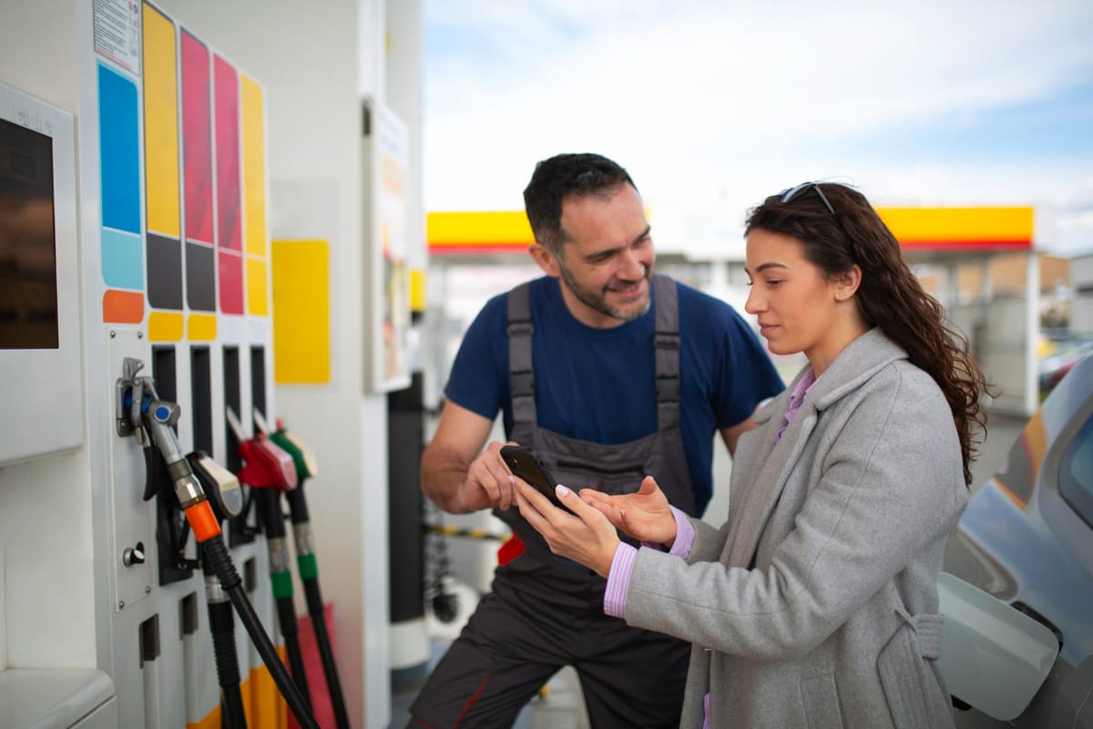 Benzina ajunge la 10,14 lei pe litru, iar motorina la 10,90 lei, după scumpirile din ultimele luni
