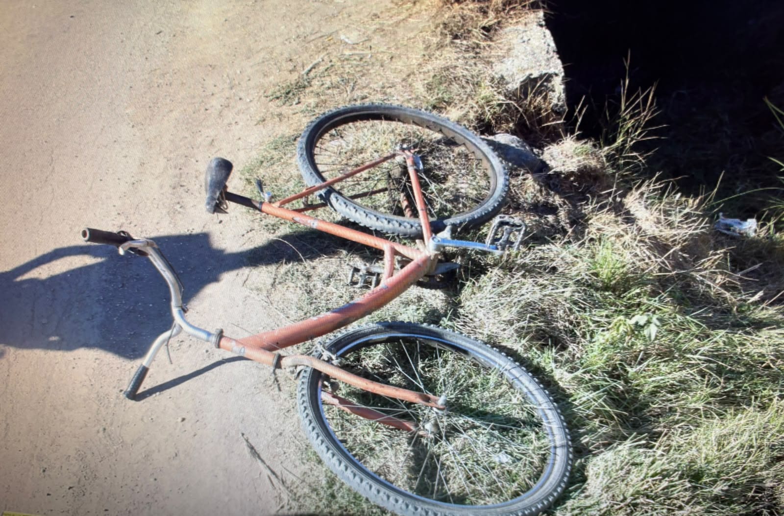 Biciclist rănit după ce a lovit un cap de pod, la Rodbav. Avea 0,91 mg/l alcool în aerul expirat