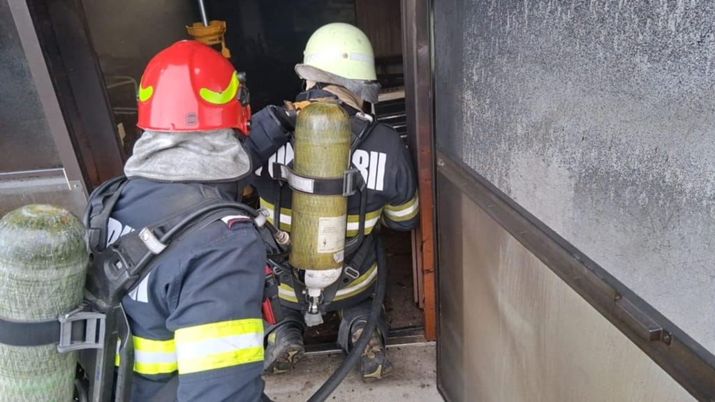 Bistrița: 12 muncitori străini, evacuați după un incendiu izbucnit într-un imobil din zona de centură
