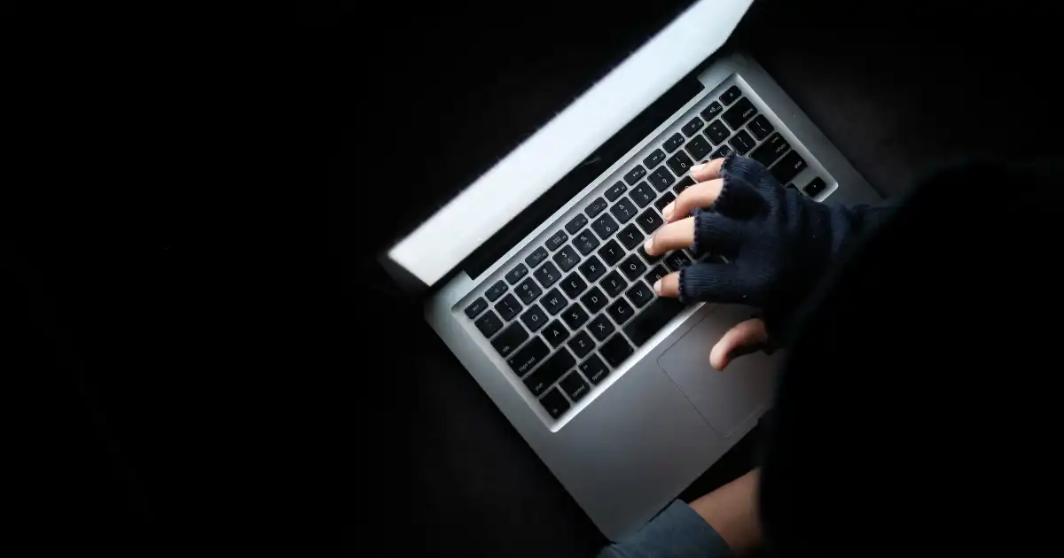 Bistrița: doi bărbați reținuți după ce ar fi furat telefoane și un laptop dintr-un liceu